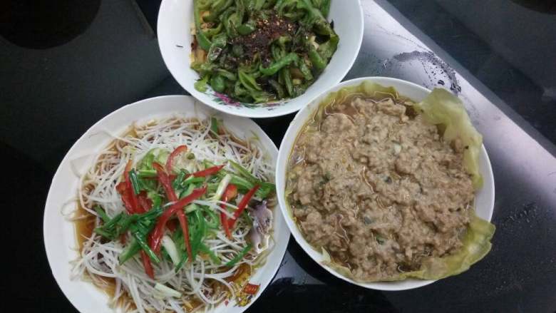 青椒皮蛋，凉拌苦笋丝，渣渣肉。