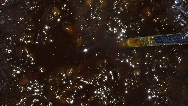 自制红枣姜茶,准备<a style='color:red;display:inline-block;' href='/shicai/ 882'>红糖</a>，把红枣丁姜泥放入瓷锅里熬，我是放电炖锅里熬的，熬了两个多小时，熬到水分蒸发的差不多了，变浓稠了就可以了。尽量放瓷制的锅里熬哦～冷却之后装瓶贴上标签就可以“装逼”了，哈哈～