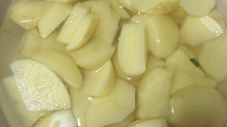 红烧肉炖土豆,<a style='color:red;display:inline-block;' href='/shicai/ 23'>土豆</a>去皮，滚刀切块，放入冷水去淀粉