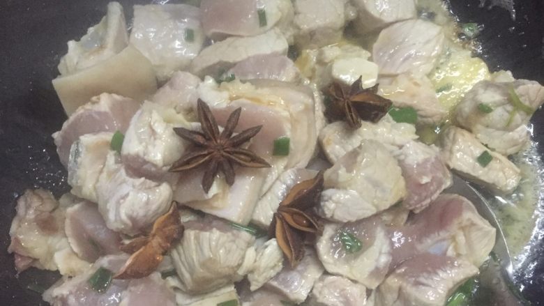 红烧肉炖土豆,肥肉多可以不加油先炒肥肉，出油后倒入精肉，我用的精肉多，热油，肉入锅，加食盐，五香八角，冰糖煸炒入味