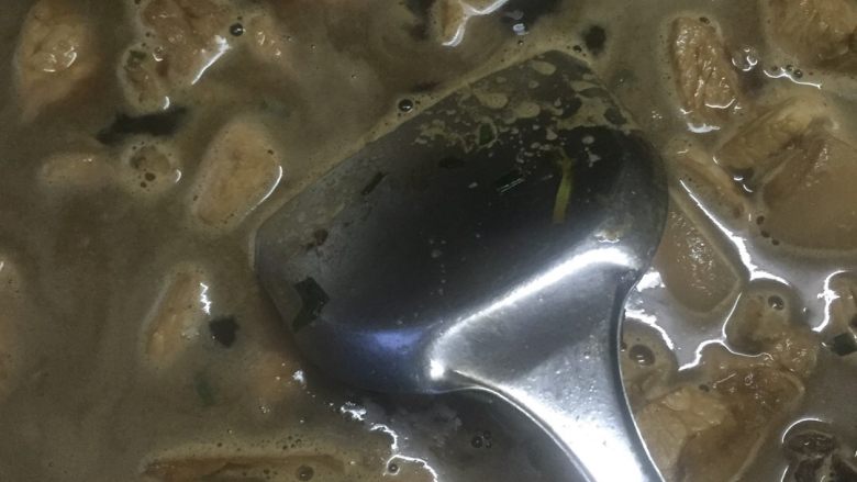 红烧肉炖土豆,冰糖融化以后加入两勺生抽上色（肉多则多加，看颜色）加水淹没肉