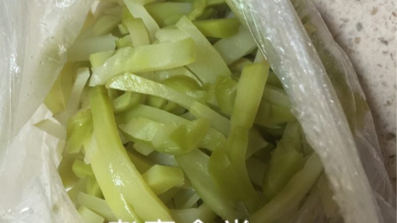 榨菜肉丝,<a style='color:red;display:inline-block;' href='/shicai/ 722'>榨菜</a>，我买的是整个的，切丝后泡水去盐，大概要半天，中途换一次水。