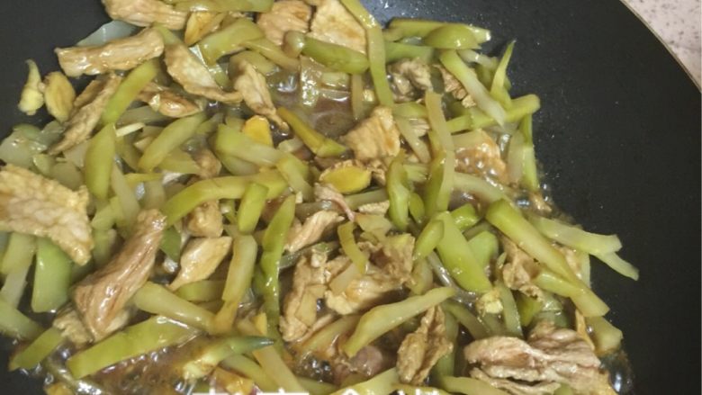 榨菜肉丝,热油，姜蒜下锅爆香，下肉片炒，加一勺<a style='color:red;display:inline-block;' href='/shicai/ 718'>料酒</a>炒至猪肉变白。加入一勺生抽，一勺<a style='color:red;display:inline-block;' href='/shicai/ 721'>蚝油</a>，炒均。下榨菜炒熟。