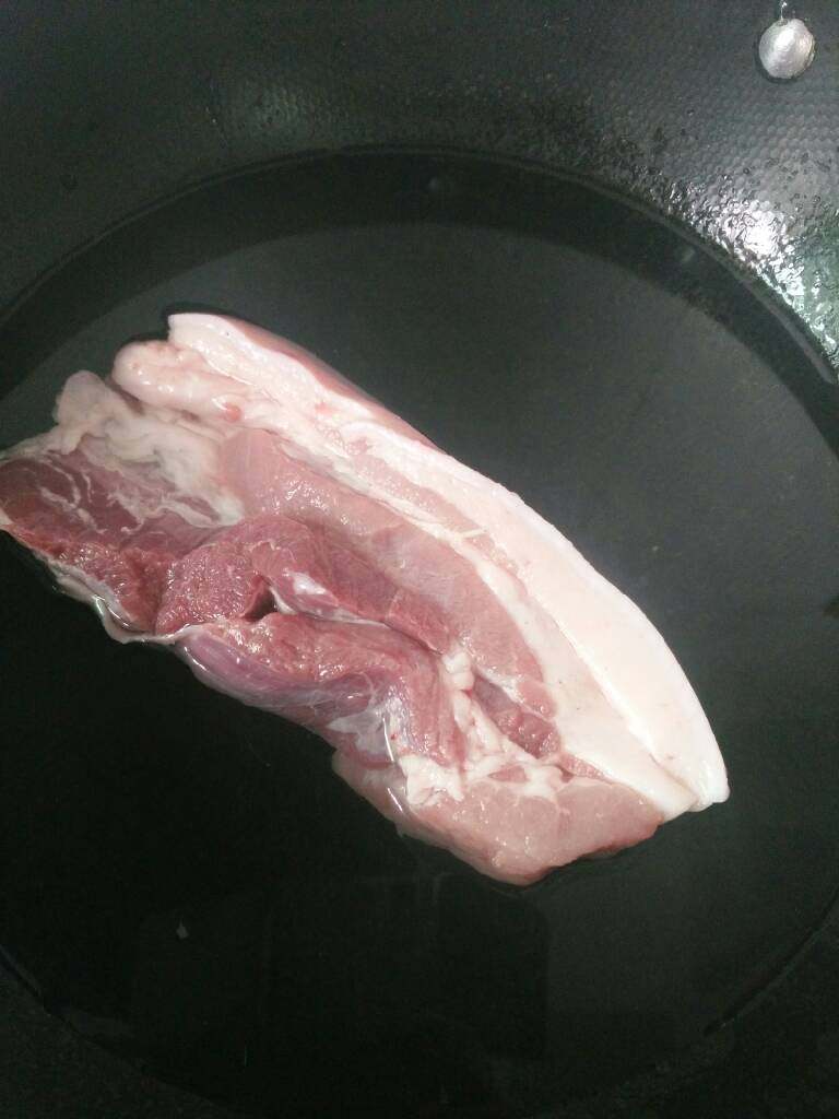 蒜苔炒肉,肉净好入锅氽烫2分钟