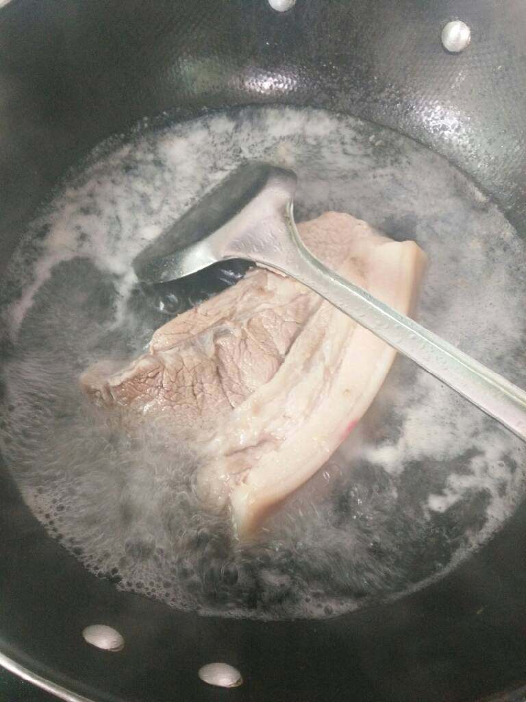 蒜苔炒肉,氽烫好捞出锅