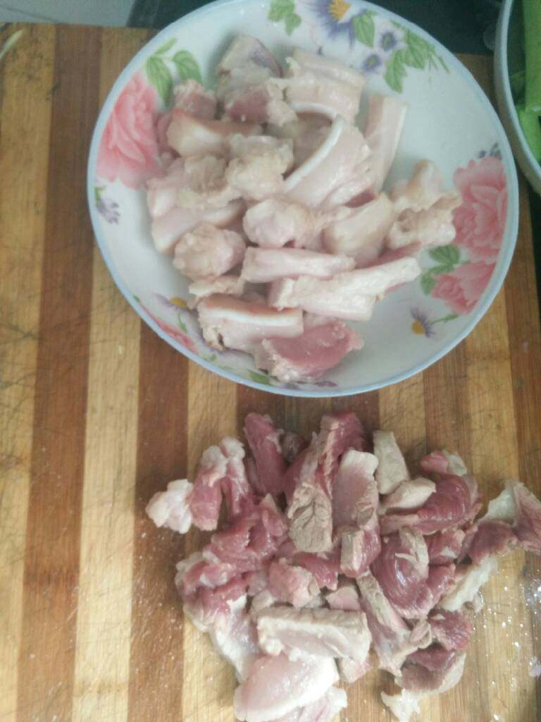 蒜苔炒肉,<a style='color:red;display:inline-block;' href='/shicai/ 428'>五花肉</a>切片，把瘦肥肉分开装盘