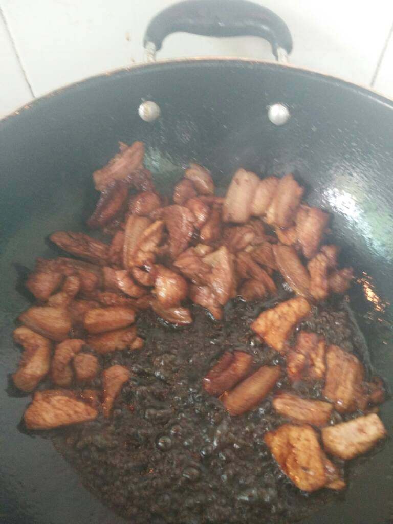 蒜苔炒肉,略微焦黄后加入瘦肉一起炒，这时可加入适当酱油调色