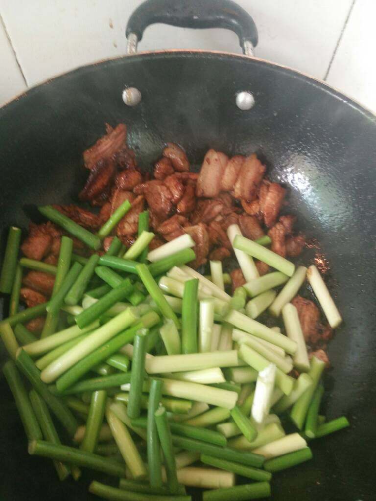 蒜苔炒肉,倒入蒜苔