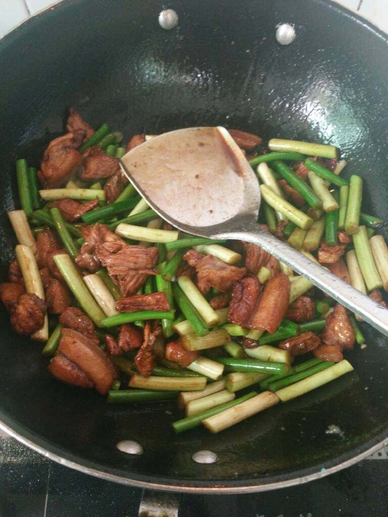 蒜苔炒肉,一起翻炒约2到3分钟