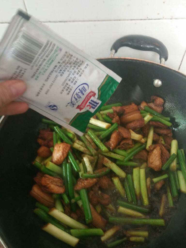 蒜苔炒肉,加入适量五香继续翻炒