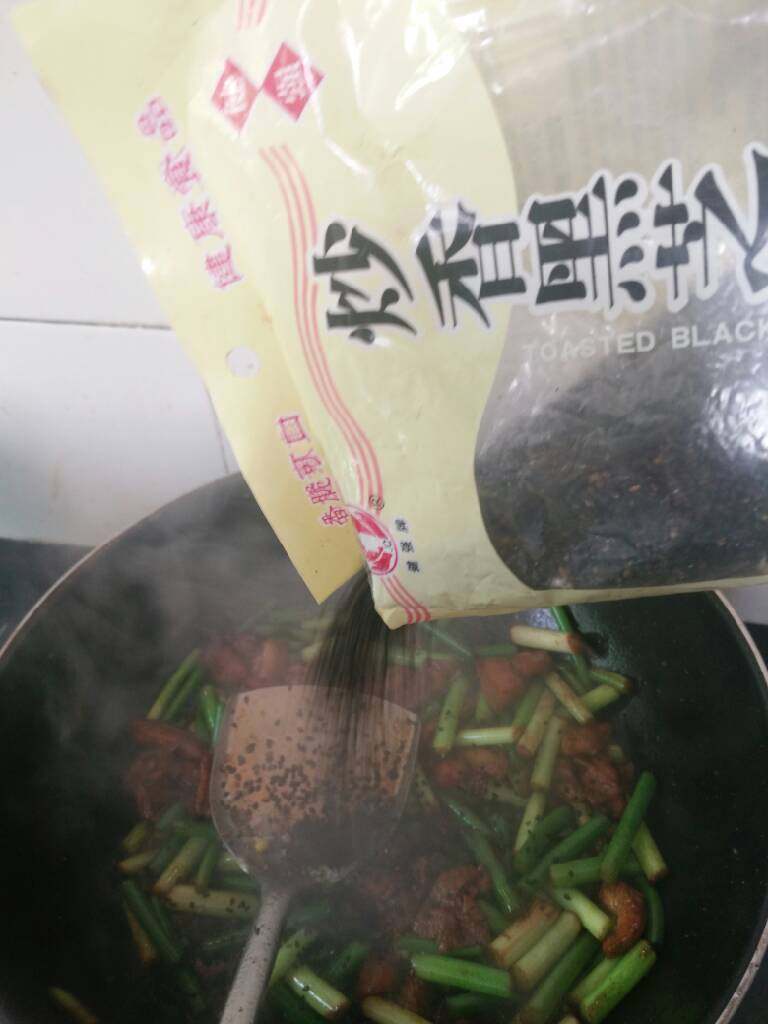 蒜苔炒肉,炒至蒜苔微软加入适量<a style='color:red;display:inline-block;' href='/shicai/ 668'>黑芝麻</a>