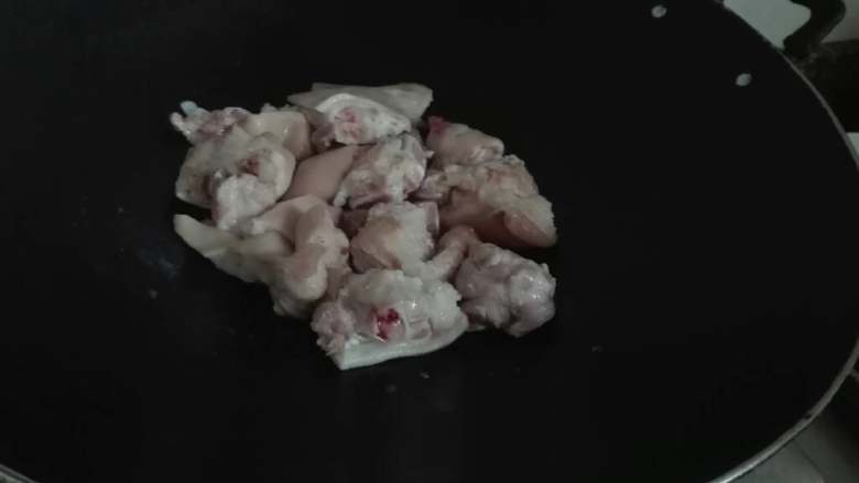 炖猪脚,洗干净后 中火干锅翻炒 肥肥的先放煎出油  然后逐渐放入 翻炒到变颜色 感觉皮收缩就小火加酱油 盐 <a style='color:red;display:inline-block;' href='/shicai/ 230'>香菇</a>一起小炒一会就好