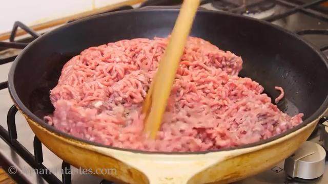 八宝牛肉酱,热锅倒油, 倒入牛绞肉,铲碎成小块
