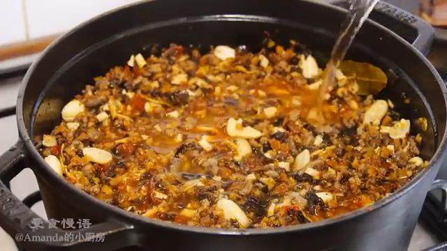 八宝牛肉酱,再加温水和食材持平,盖上锅盖,大火煮开
