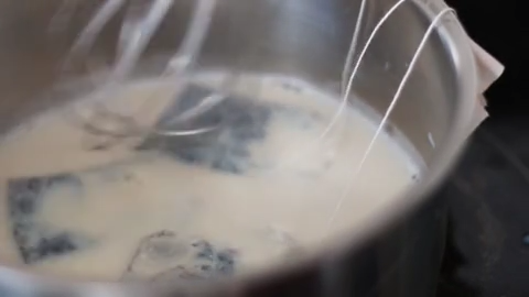 伯爵茶牛奶布丁,3包伯爵茶包一起放锅中，煮一会儿，关火，盖上锅盖，浸泡5分钟