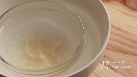 伯爵茶牛奶布丁,鱼胶粉加水调匀，隔水融化