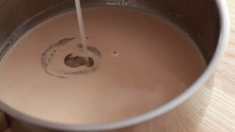 伯爵茶牛奶布丁,鱼胶粉溶液倒入奶茶中，搅拌均匀