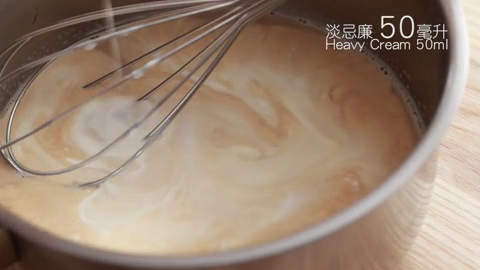 伯爵茶牛奶布丁,倒入淡忌廉50ml,搅拌均匀