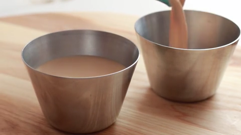 伯爵茶牛奶布丁,过筛，倒入模具