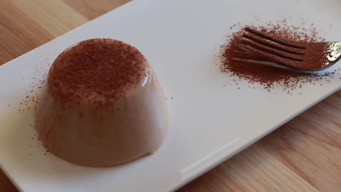 伯爵茶牛奶布丁,脱模，撒上<a style='color:red;display:inline-block;' href='/shicai/ 920'>可可粉</a>，装饰