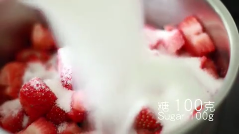 免焗芝士蛋糕配草莓/藍莓果醬,400克草莓和100克糖倒入锅里,倒入柠檬汁一汤匙