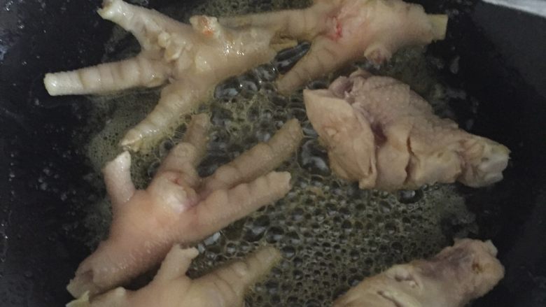 鸡爪🍗炖土豆,热油锅,放入鸡爪🍗炒变色