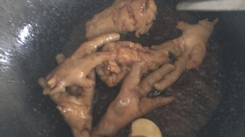鸡爪🍗炖土豆,加入料酒去腥,海鲜酱油,老抽,接着炒