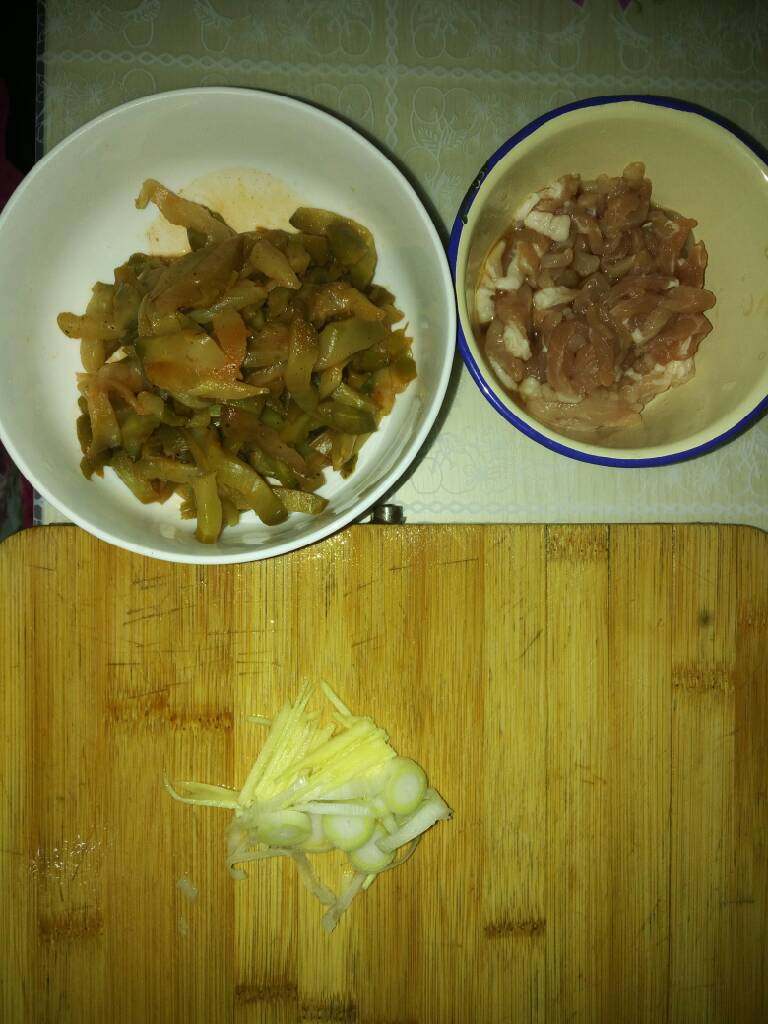 榨菜肉丝汤,材料准备好