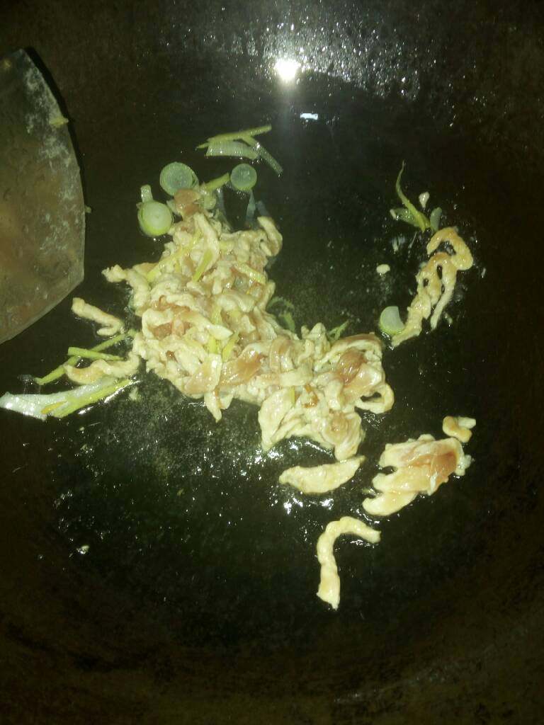 榨菜肉丝汤,放入肉丝,炒3-5分钟。(不要炒的时间太长,肉要嫩些。)
