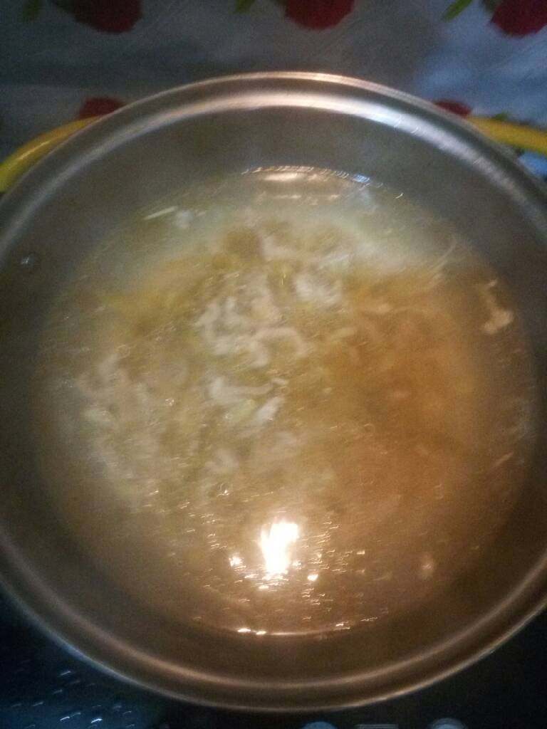 榨菜肉丝汤,烧开后转小火。烧3-4分钟。在放入淀粉。淀粉要用水搅拌开。在放入<a style='color:red;display:inline-block;' href='/shicai/ 756'>鸡精</a>。就可以出锅了。