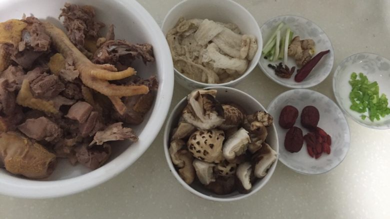 好好ci牌 香菇竹荪炖鸡,那热水 烫鸡去血水。材料备好。大集合!花菇,提前用温水泡。