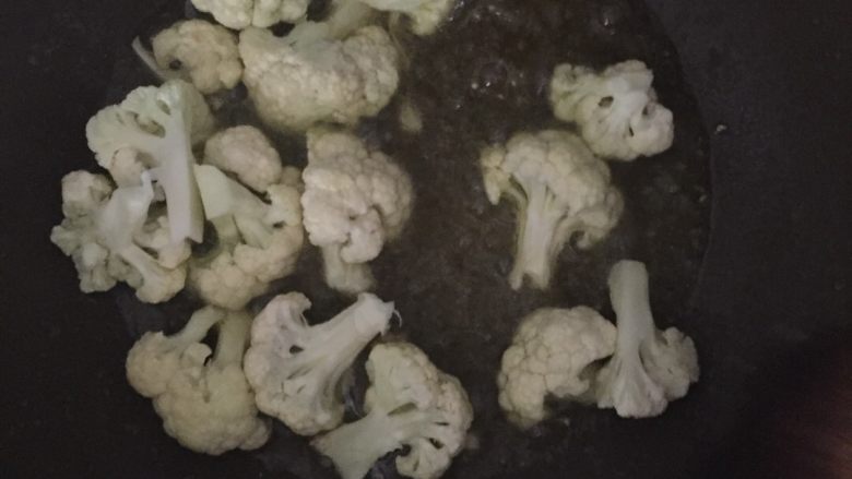 麻辣香锅,先后分别把素菜和荤菜过油滚熟