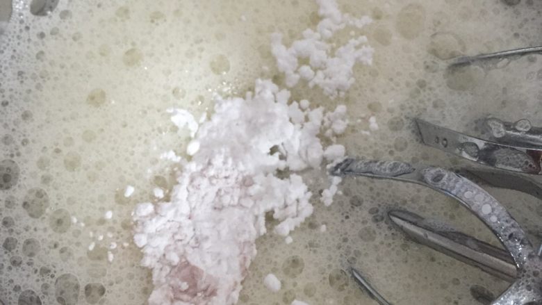 可可蛋糕奶油卷,开始处理蛋清。糖霜分成两到三次加入蛋清中,第一次是在蛋清被打发出粗泡时加入,第二次是打发的泡沫变的细腻且丰富时,第三次是快要成型时