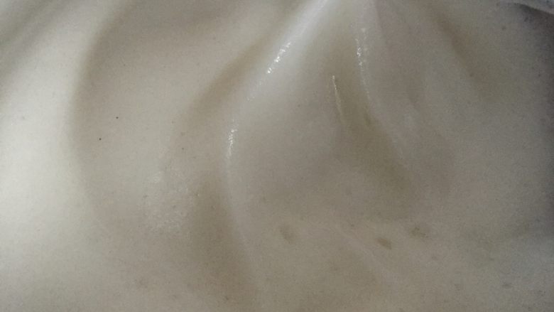 可可蛋糕奶油卷,蛋清打发到这种可以呈角尖状态时,就可以了。不可再打发,再打发会导致蛋清呈现块状,会导致蛋糕失败