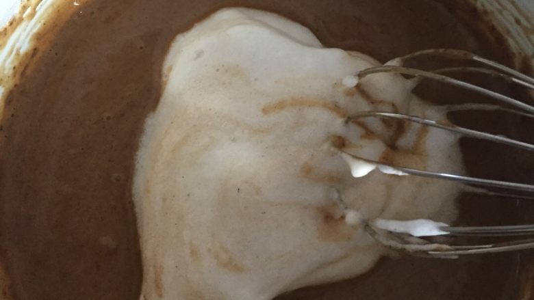 可可蛋糕奶油卷,在之前备好的面糊中加入三分之一的蛋清,用勺子上下搅拌,不可以逆时针或者顺时针旋转搅拌