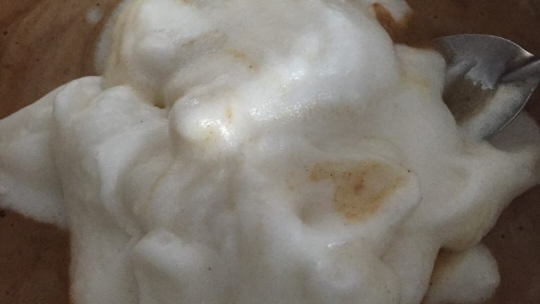 可可蛋糕奶油卷,再把剩下的蛋清全部加入面糊中,继续上下搅拌,这个过程要注意手法不能有错误