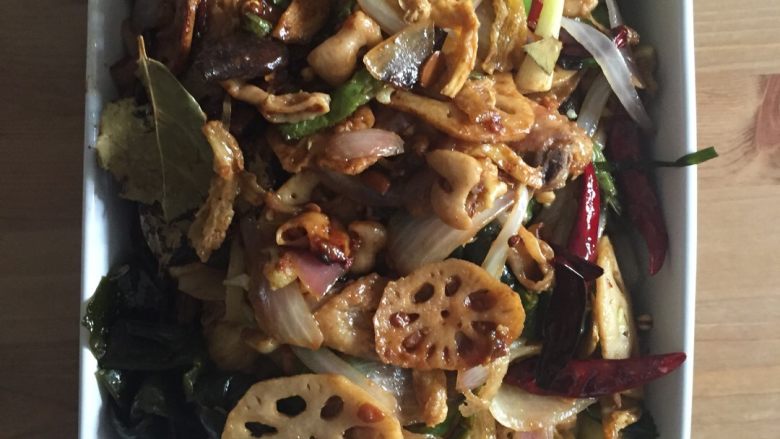 麻辣香锅,放入香菜倒入葱油,翻炒,出锅