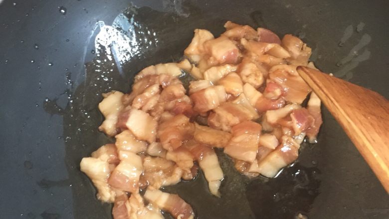 焖五花肉,下油中火炒