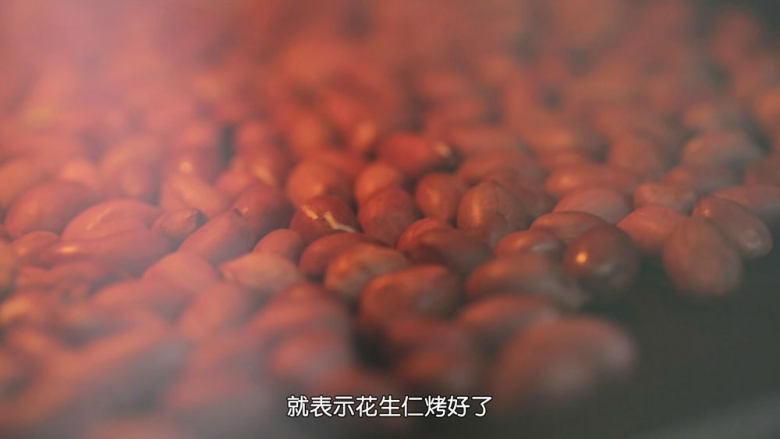 熬糖版牛轧糖,首先把烤箱上下火150度预热，然后把花生放进去烘烤20分钟，期间要把烤盘拿出来晃动一下，让花生翻滚，烤到花生有一点爆开就表示烤熟了，接着把花生拿出来放凉，然后去皮，必须放凉，否则皮很难剥的