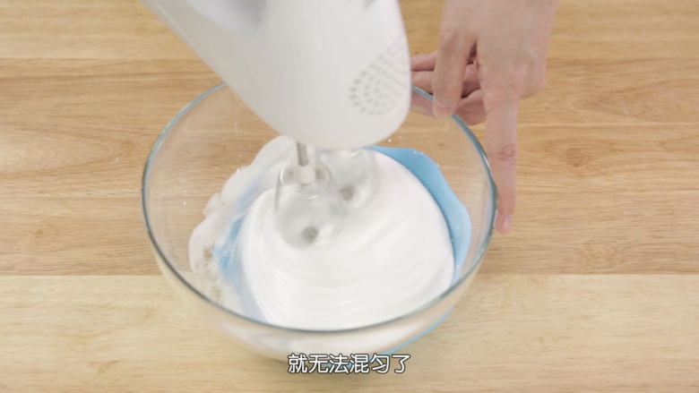 熬糖版牛轧糖,糖浆煮到120度的时候我们开始高速打发蛋白霜,把10克的细砂糖慢慢加进去打到硬性发泡,细砂糖是为了稳定蛋白霜,糖浆升温到140度还需要一定的时间,所以不需要担心,慢慢打发,认真打发好蛋白霜,蛋白霜必须打发充足,做出来的糖才容易软