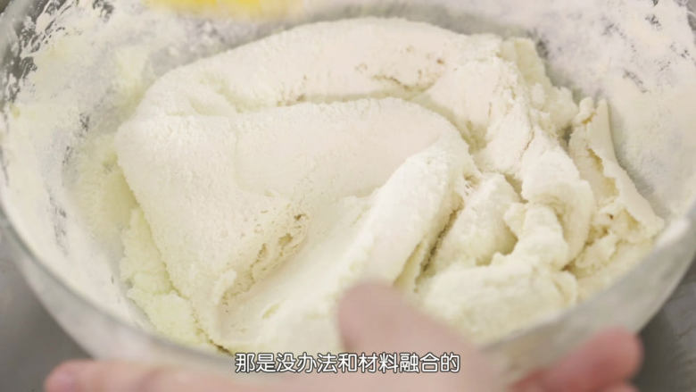 熬糖版牛轧糖,接着把无盐黄油从热水中拿出来,把糖放入热水中保温,然后把无盐黄油分三次加入糖中用打蛋器高速混匀,然后把无糖奶粉加入糖中,用刮刀拌匀,做牛轧糖,刮刀的刮头要选择硬一些的,否则会混不匀,如果没有硬头的刮刀,可以带上一次性手套来操作