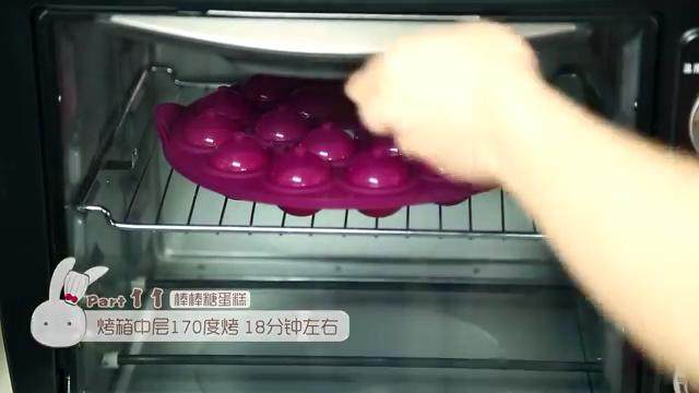 棒棒糖蛋糕,盖上盖子放进烤箱170度,烤大概18分钟,视自己烤箱情况作调整