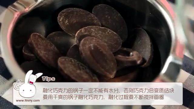 棒棒糖蛋糕,融化巧克力,如果是纯可可脂的巧克力,需要调温,如果是代可可脂的,直接融化就可以使用了