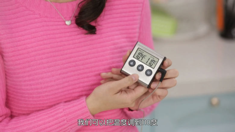 冰晶棒棒糖,糖完全融化,糖水沸腾了之后,就不需要再搅拌了,这个时候把温度计的探针放进去,监测糖水的温度,要把糖水煮到110度