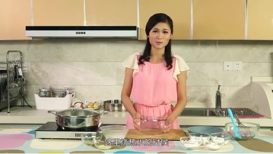 冰皮月饼,首先烧开一锅热水,一边烧水,我们一边做下一个步骤