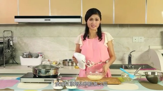 冰皮月饼,接下来做奶黄馅,无盐黄油室温软化好,然后用打蛋器打至顺滑