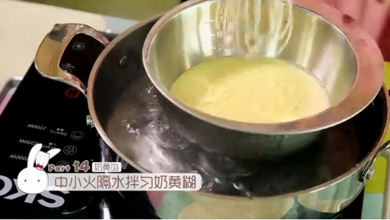 冰皮月饼,这个时候把奶黄糊放入烧开的热水中隔水搅拌均匀,刚才油水分离的状态会慢慢消失,完全混合均匀之后盖上锅盖蒸5分钟