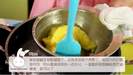 冰皮月饼,15、等到面糊全部都凝固了,没有液体就代表熟了,但因为我们要做月饼,所以要继续挥发一点水分,一直翻拌到面糊能感觉到硬度,就可以了,然后拿出来放一旁稍微冷却备用