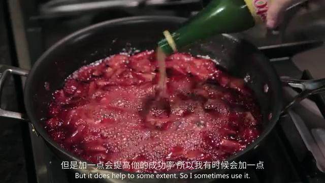 草莓果酱,放入一小块<a style='color:red;display:inline-block;' href='/shicai/ 887'>黄油</a>，和适量果胶