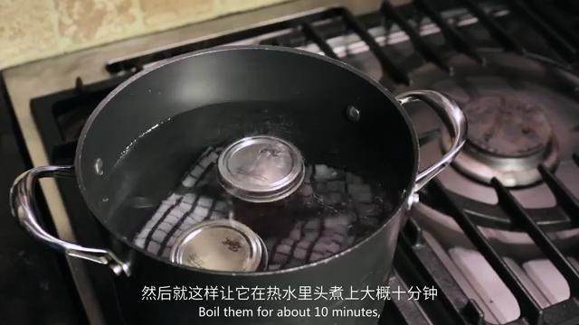 草莓果酱,在锅底垫上毛巾，放入果酱瓶，煮10分钟消毒即可